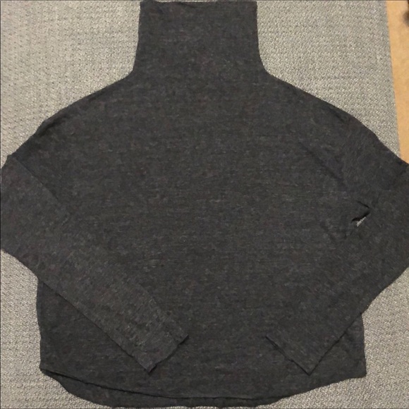 ⭐️Aritzia grey thin turtleneck♥️New listing - Picture 3 of 4